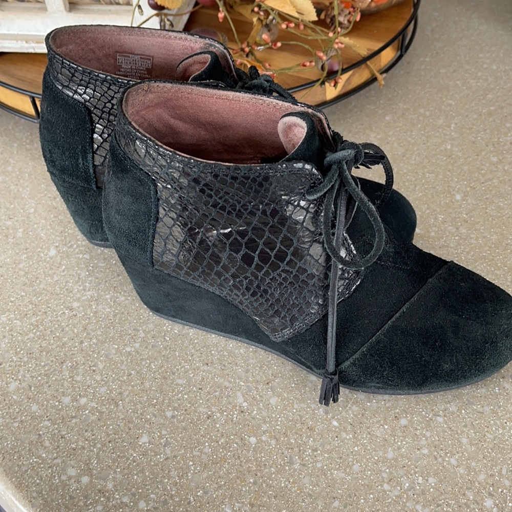 Tom’s wedge booties